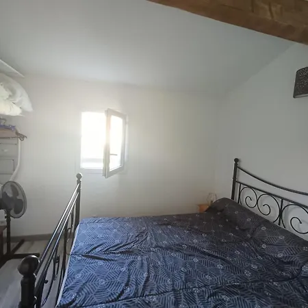 Jolie Avec Piscine Et Bord De *